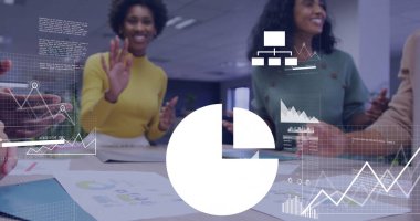 Çeşitli meslekdaşların iş tartışmalarına ilişkin veri işleme ve diyagramlarının resmi. Küresel iş ve dijital arayüz kavramı, dijital olarak oluşturulmuş görüntü.