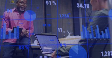 Çeşitli meslekdaşların iş tartışmalarına ilişkin veri işleme ve diyagramlarının resmi. Küresel iş ve dijital arayüz kavramı, dijital olarak oluşturulmuş görüntü.