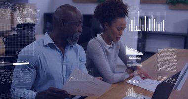 Çeşitli meslekdaşların iş tartışmalarına ilişkin veri işleme ve diyagramlarının resmi. Küresel iş ve dijital arayüz kavramı, dijital olarak oluşturulmuş görüntü.