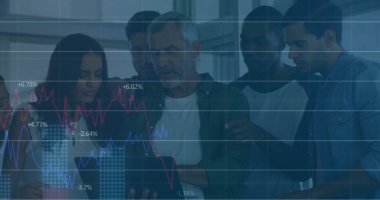 Ofiste iş tartışması yapan çeşitli meslektaşların mali veri işleme görüntüsü. Küresel iş, finans, hesaplama, iletişim ve dijital arayüz kavramı, dijital olarak oluşturulmuş görüntü.