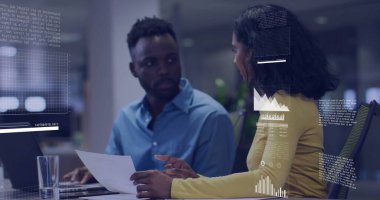 Çeşitli meslekdaşların iş tartışmalarına ilişkin veri işleme ve diyagramlarının resmi. Küresel iş ve dijital arayüz kavramı, dijital olarak oluşturulmuş görüntü.