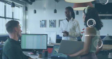 Ofisteki çeşitli iş adamlarıyla ilgili finansal veri işleme resmi. Küresel finans, iş dünyası, bağlantılar, hesaplama ve veri işleme kavramı, dijital olarak oluşturulmuş resim.