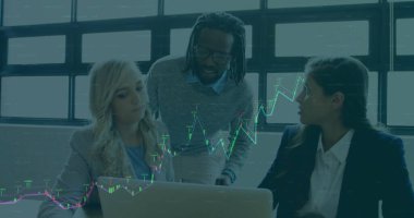 Ofiste iş tartışması yapan çeşitli meslektaşların mali veri işleme görüntüsü. Küresel iş, finans, hesaplama, iletişim ve dijital arayüz kavramı, dijital olarak oluşturulmuş görüntü.