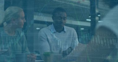 Ofisteki çeşitli iş adamlarıyla ilgili finansal veri işleme resmi. Küresel finans, iş dünyası, bağlantılar, hesaplama ve veri işleme kavramı, dijital olarak oluşturulmuş resim.