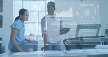 Verilerin analiz edilmesi ve projenin tartışılması, iş arkadaşlarının dijital arayüz görüntüsü. analiz, tartışma, takım çalışması, teknoloji, işbirliği, toplantı