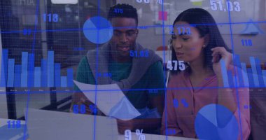 Çeşitli meslekdaşların iş tartışmalarına ilişkin veri işleme ve diyagramlarının resmi. Küresel iş ve dijital arayüz kavramı, dijital olarak oluşturulmuş görüntü.