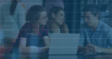 Ofiste iş tartışması yapan çeşitli meslektaşların mali veri işleme görüntüsü. Küresel iş, finans, hesaplama, iletişim ve dijital arayüz kavramı, dijital olarak oluşturulmuş görüntü.