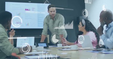 Ofisteki çeşitli iş adamlarıyla ilgili finansal veri işleme resmi. Küresel finans, iş dünyası, bağlantılar, hesaplama ve veri işleme kavramı, dijital olarak oluşturulmuş resim.