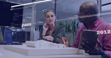 Çeşitli meslekdaşların iş tartışmalarına ilişkin veri işleme ve diyagramlarının resmi. Küresel iş ve dijital arayüz kavramı, dijital olarak oluşturulmuş görüntü.