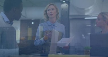 Ofisteki çeşitli iş adamlarıyla ilgili finansal veri işleme resmi. Küresel finans, iş dünyası, bağlantılar, hesaplama ve veri işleme kavramı, dijital olarak oluşturulmuş resim.