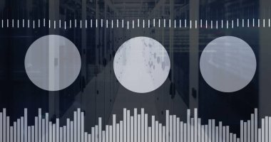 Bilgisayar sunucuları üzerinden dijital veri işleme resmi. Küresel bağlantılar, bulut hesaplama ve veri işleme kavramı dijital olarak oluşturulmuş resim.