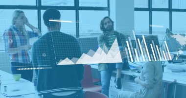 Ofisteki çeşitli iş adamlarıyla ilgili finansal veri işleme resmi. Küresel finans, iş dünyası, bağlantılar, hesaplama ve veri işleme kavramı, dijital olarak oluşturulmuş resim.