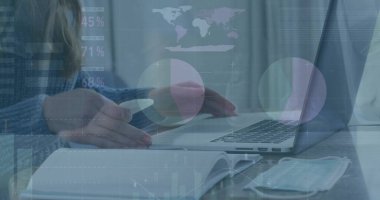 Laptop kullanan beyaz bir kadının veri işleme görüntüsü. Küresel bağlantılar, hesaplama ve veri işleme kavramı, dijital olarak oluşturulmuş resim.