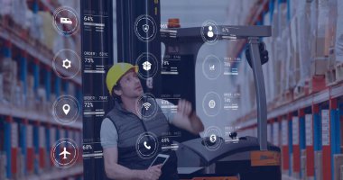 Forklift kullanan beyaz bir adamın depoda çalıştığı ikonlar ve dijital veri işleme resimleri. Küresel gönderim, bağlantılar, hesaplama ve veri işleme kavramı, dijital olarak oluşturulmuş resim.