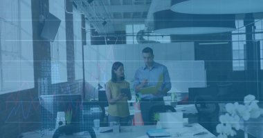 Ofisteki çeşitli iş adamlarıyla ilgili finansal veri işleme resmi. Küresel finans, iş dünyası, bağlantılar, hesaplama ve veri işleme kavramı, dijital olarak oluşturulmuş resim.