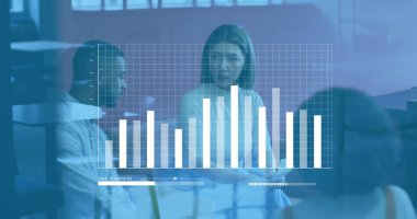 Ofisteki çeşitli iş adamlarıyla ilgili finansal veri işleme resmi. Küresel finans, iş dünyası, bağlantılar, hesaplama ve veri işleme kavramı, dijital olarak oluşturulmuş resim.