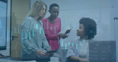 Ofisteki çeşitli iş adamlarıyla ilgili finansal veri işleme resmi. Küresel finans, iş dünyası, bağlantılar, hesaplama ve veri işleme kavramı, dijital olarak oluşturulmuş resim.