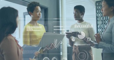 İşletme veri analizi, ofiste tartışan çeşitli profesyonellerin imajını ortaya koyuyor. takım çalışması, tartışma, çizelgeler, grafikler, strateji, işbirliği