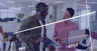 Çeşitli meslekdaşların iş tartışmalarına ilişkin veri işleme ve diyagramlarının resmi. Küresel iş ve dijital arayüz kavramı, dijital olarak oluşturulmuş görüntü.