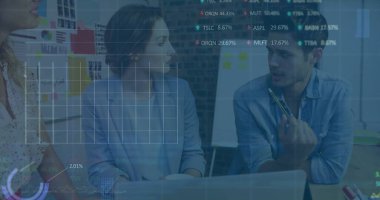 Ofiste iş tartışması yapan çeşitli meslektaşların mali veri işleme görüntüsü. Küresel iş, finans, hesaplama, iletişim ve dijital arayüz kavramı, dijital olarak oluşturulmuş görüntü.