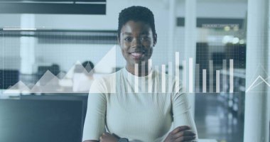 Modern ofisteki kendine güvenen profesyonelden daha fazla iş veri analizi görüntüsü. analitik, teknoloji, yenilik, şirket, liderlik, strateji