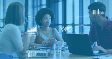 Ofisteki çeşitli iş adamlarıyla ilgili finansal veri işleme resmi. Küresel finans, iş dünyası, bağlantılar, hesaplama ve veri işleme kavramı, dijital olarak oluşturulmuş resim.