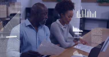 Çeşitli meslekdaşların iş tartışmalarına ilişkin veri işleme ve diyagramlarının resmi. Küresel iş ve dijital arayüz kavramı, dijital olarak oluşturulmuş görüntü.