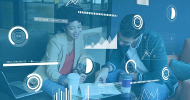 Ofisteki çeşitli iş adamlarıyla ilgili finansal veri işleme resmi. Küresel finans, iş dünyası, bağlantılar, hesaplama ve veri işleme kavramı, dijital olarak oluşturulmuş resim.