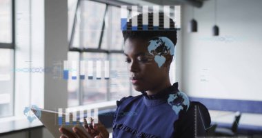 Tablet kullanan Afro-Amerikan iş kadınının mali veri işleme görüntüsü. Küresel finans, iş dünyası, bağlantılar, hesaplama ve veri işleme kavramı, dijital olarak oluşturulmuş resim.