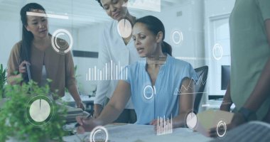 Modern ofiste işbirliği yapan çeşitli takımlar üzerinde iş veri analizi imajı. takım çalışması, işbirliği, teknoloji, yenilik, dijital, strateji