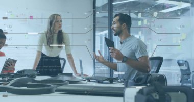 Modern ofiste çeşitli takımların tartışması üzerine iş veri analizi görüntüsü. Takım çalışması, işbirliği, tartışma, sunum, strateji, teknoloji