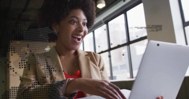 Bilgisayarı kullanan Afro-Amerikan iş kadınının mali veri işleme görüntüsü. Küresel finans, iş dünyası, bağlantılar, hesaplama ve veri işleme kavramı, dijital olarak oluşturulmuş resim.