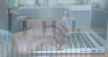 Laptop kullanan beyaz bir adamın veri işleme görüntüsü. Küresel bağlantılar, hesaplama ve veri işleme kavramı, dijital olarak oluşturulmuş resim.