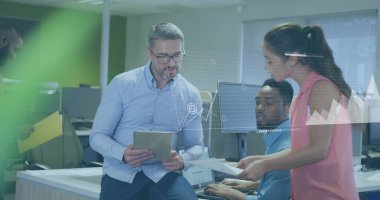 İşadamları üzerinde finansal veri işleme imajı olan belgeleri tartışıyor. takım çalışması, işbirliği, şirket, finans, yenilik, teknoloji