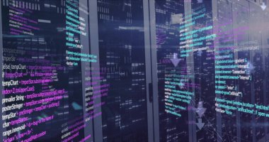 Sunucu odasının üzerindeki oklarla veri işleme resmi. Küresel teknoloji ve dijital arayüz konsepti dijital olarak oluşturuldu.