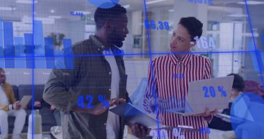 Çeşitli meslekdaşların iş tartışmalarına ilişkin veri işleme ve diyagramlarının resmi. Küresel iş ve dijital arayüz kavramı, dijital olarak oluşturulmuş görüntü.