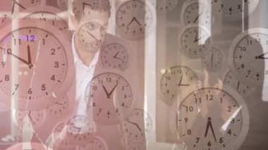 Muhtelif meslekdaşların ofiste toplanması üzerine saatleri hareket ettirme animasyonu. Küresel iş, zaman, iletişim ve dijital arayüz kavramı dijital olarak oluşturulmuş video.