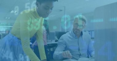 Ofisteki çeşitli iş adamları üzerinde finansal veri işleme animasyonu. Küresel finans, iş, bağlantılar, hesaplama ve veri işleme kavramı dijital olarak oluşturulmuş video.