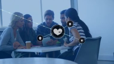 Ofisteki çeşitli iş adamlarının simgeleriyle bağlantı ağının animasyonu. Küresel finans, iş, bağlantılar, hesaplama ve veri işleme kavramı dijital olarak oluşturulmuş video.