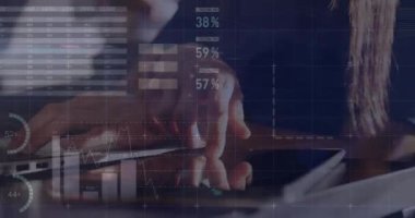 Ofiste dizüstü bilgisayar kullanan Kafkas iş kadınının finansal veri işleme animasyonu. Küresel iş, finans, iletişim ve dijital arayüz kavramı dijital olarak oluşturulmuş video.