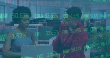 Ofisteki çeşitli iş adamları üzerinde finansal veri işleme animasyonu. Küresel finans, iş, bağlantılar, hesaplama ve veri işleme kavramı dijital olarak oluşturulmuş video.