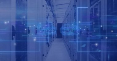 Bilgisayar sunucuları üzerinden veri işleme animasyonu. Küresel finans, iş, bağlantılar, hesaplama ve veri işleme kavramı dijital olarak oluşturulmuş video.