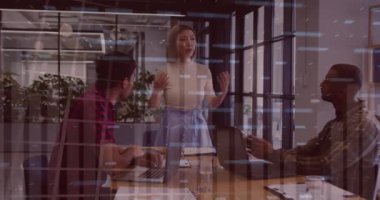 Muhtelif meslektaşların ofiste toplanması üzerine finansal veri işleme animasyonu. Küresel iş, bilgisayar, iletişim ve dijital arayüz kavramı dijital olarak oluşturulmuş video.