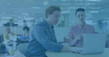 Ofisteki çeşitli iş adamları üzerinde finansal veri işleme animasyonu. Küresel finans, iş, bağlantılar, hesaplama ve veri işleme kavramı dijital olarak oluşturulmuş video.