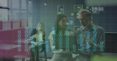 Muhtelif meslektaşların ofiste iş görüşmesi üzerine finansal veri işleme animasyonu. Küresel iş, bilgisayar, iletişim ve dijital arayüz kavramı dijital olarak oluşturulmuş video.