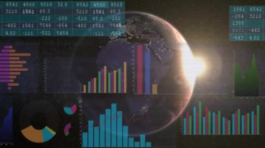Karanlık arka planda finansal veri işleme animasyonu. Küresel finans, iş, bağlantılar, hesaplama ve veri işleme kavramı dijital olarak oluşturulmuş video.