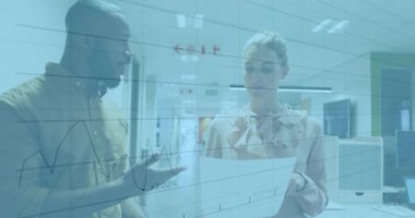 Ofisteki çeşitli iş adamları üzerinde finansal veri işleme animasyonu. Küresel finans, iş, bağlantılar, hesaplama ve veri işleme kavramı dijital olarak oluşturulmuş video.