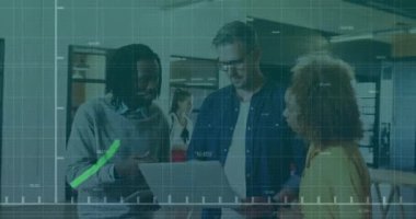 Ofisteki çeşitli iş adamları üzerinde finansal veri işleme animasyonu. Küresel finans, iş, bağlantılar, hesaplama ve veri işleme kavramı dijital olarak oluşturulmuş video.