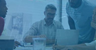 Dizüstü bilgisayarla çeşitli iş adamları üzerinde finansal veri işleme animasyonu. Küresel finans, iş, bağlantılar, hesaplama ve veri işleme kavramı dijital olarak oluşturulmuş video.