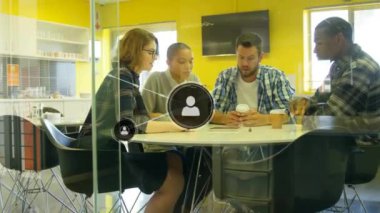 Ofisteki çeşitli iş adamlarının simgeleriyle bağlantı ağının animasyonu. Küresel finans, iş, bağlantılar, hesaplama ve veri işleme kavramı dijital olarak oluşturulmuş video.